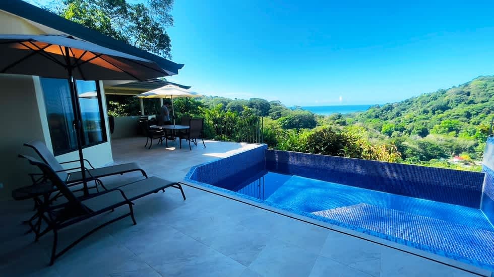 Casa Linda Vista with Ocean View Above Dominical Beach