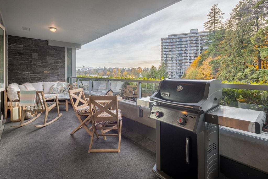 888 Arthur Erickson Pl, #404