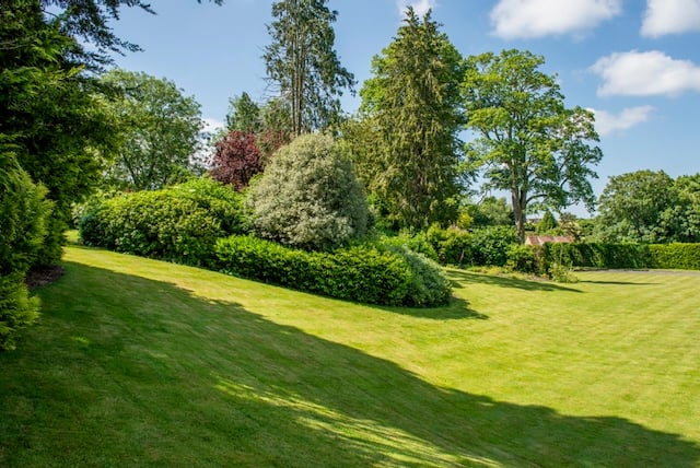 Thorne House – A Stately English Retreat