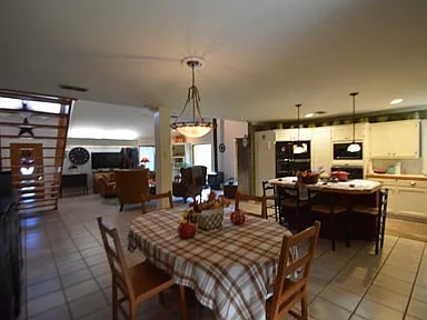 5261 S US Hwy 281
