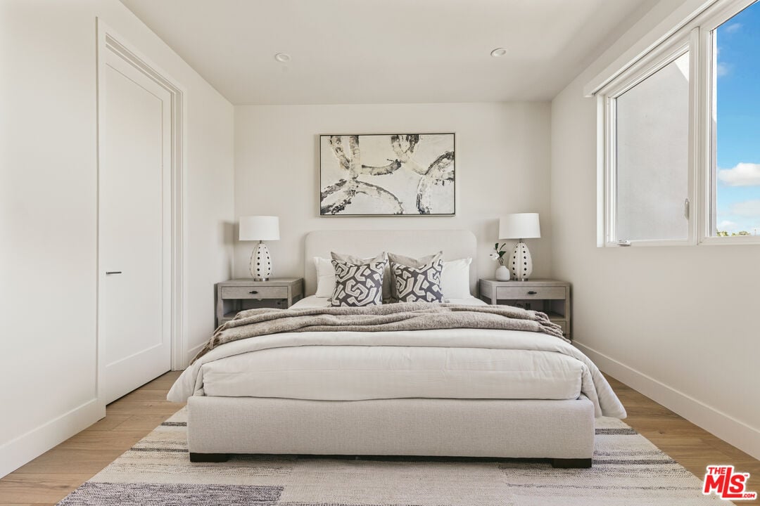 3218 S Barrington Ave