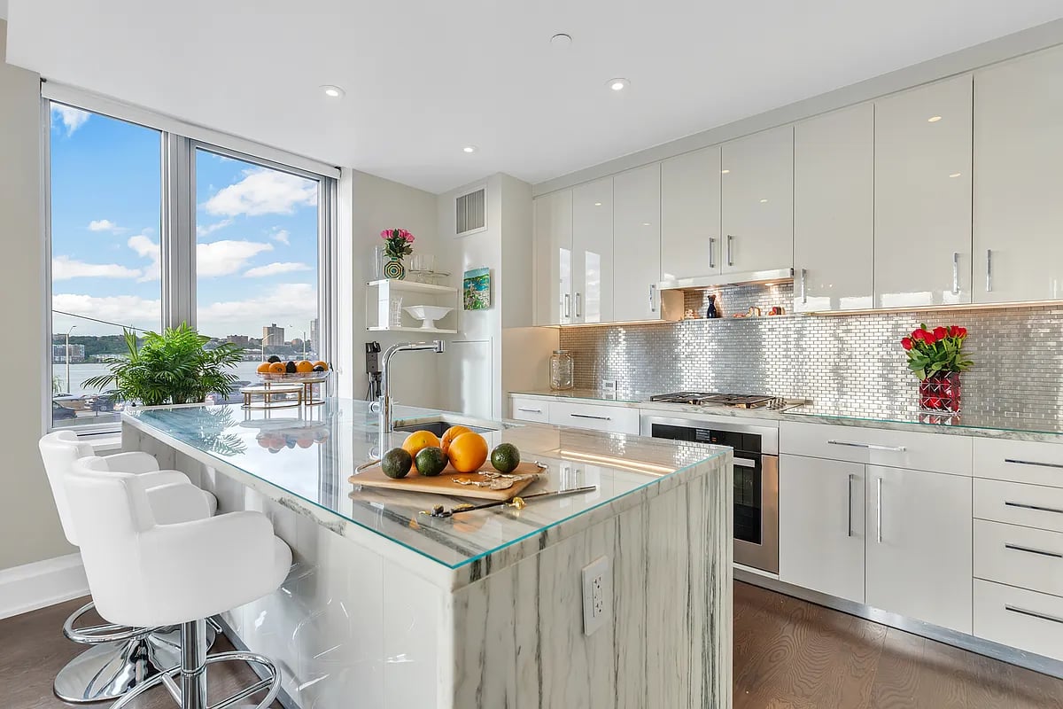 50 Riverside Bvld #3L