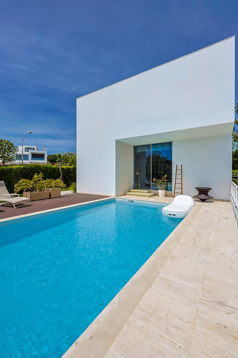 “The Green Villa” – Elegant Luxury Villa with Pool in Carnaxide, Oeiras