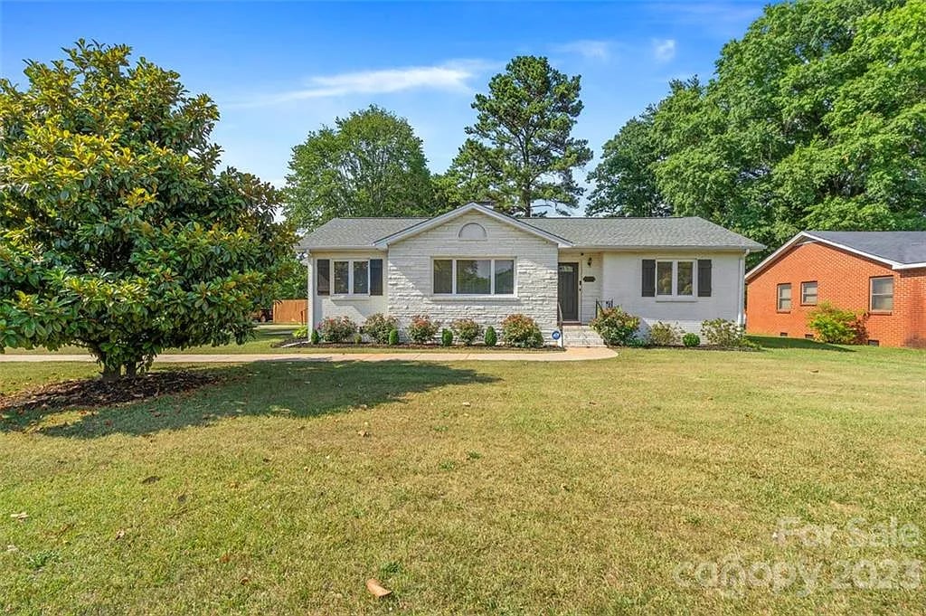 835 E Woodlawn Rd