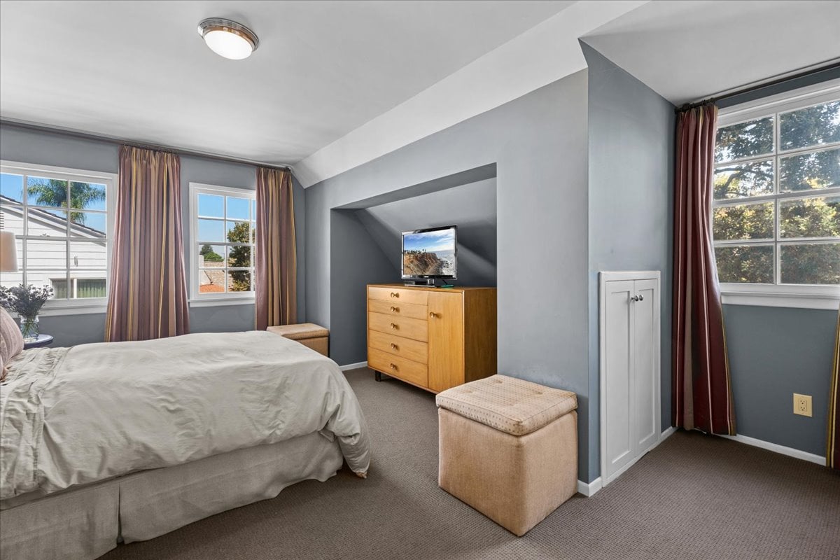 Toluca Lake 5  + 4 Traditional witih Pool & Guest House