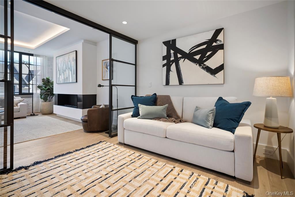 41 Richmondville Avenue Unit: 303