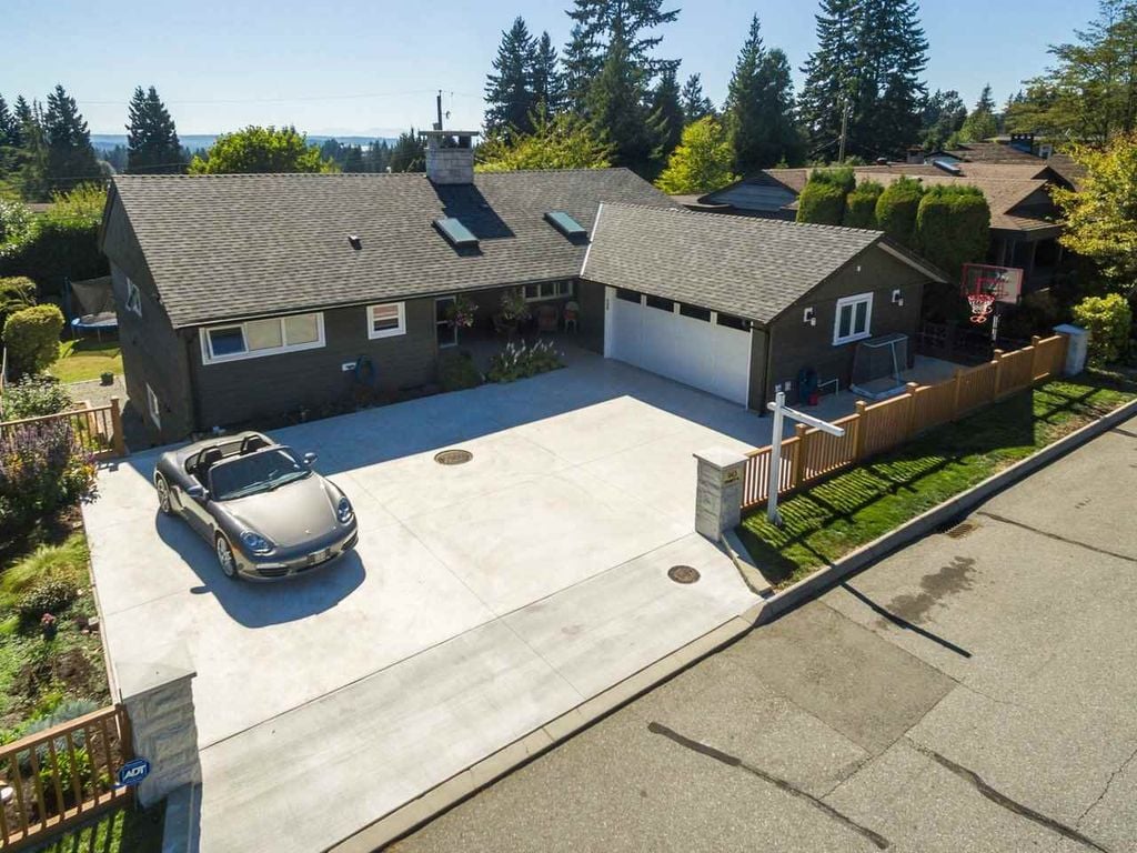 943 Evergreen Pl
