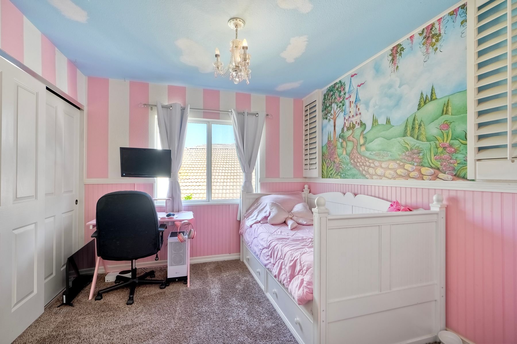 1025 Honeysuckle Dr