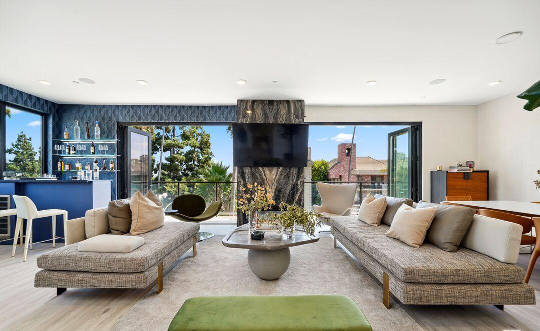 137 N Doheny Dr Unit: 3