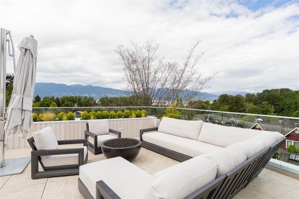 4385 Locarno Cres
