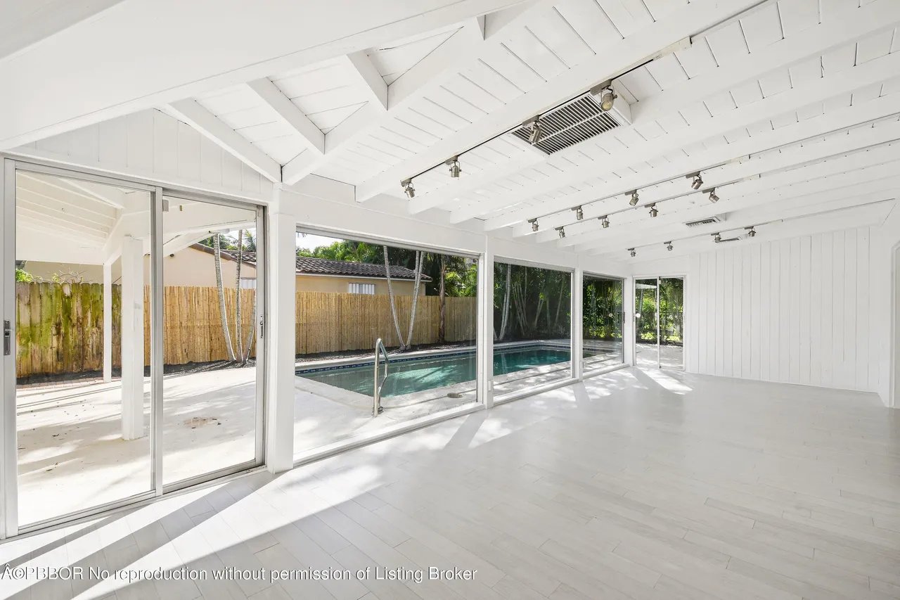 270 Russlyn Dr