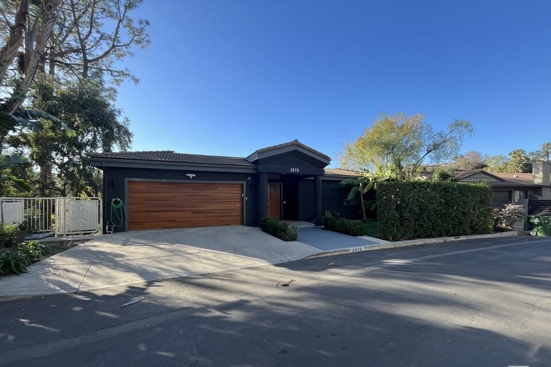 Solaris Manor, N Knoll Dr, 90068