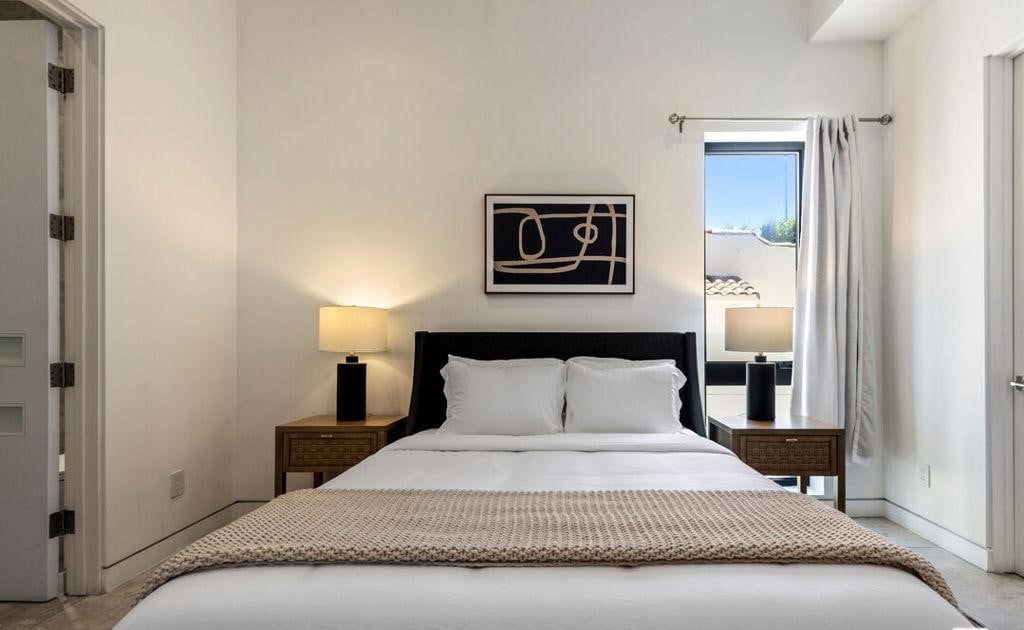 N Edinburgh Avenue, 90048