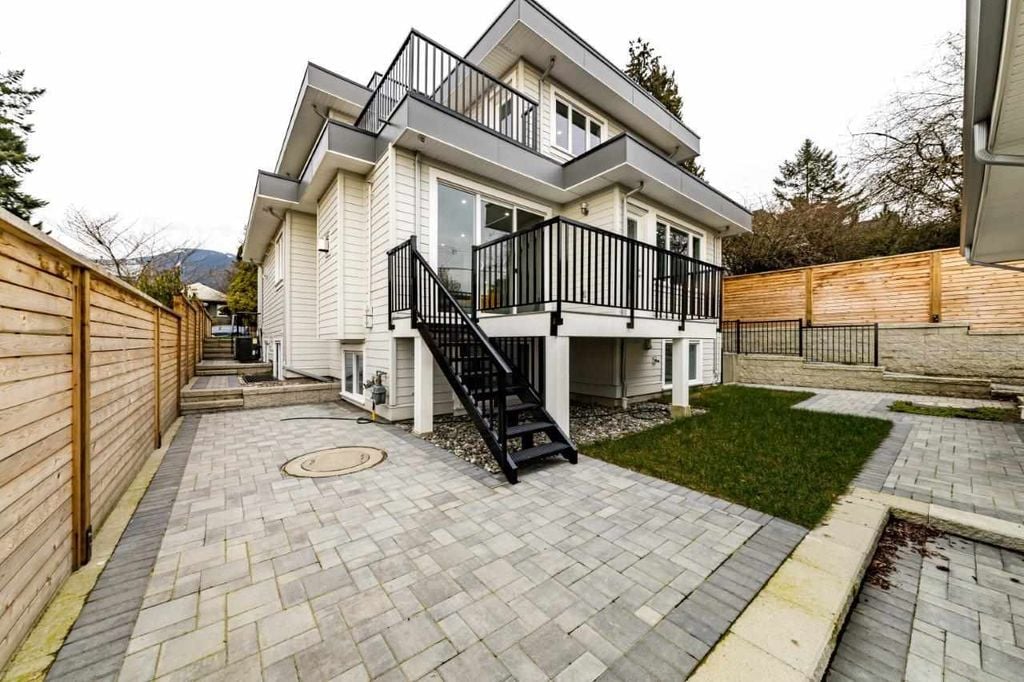 339 W 26th St