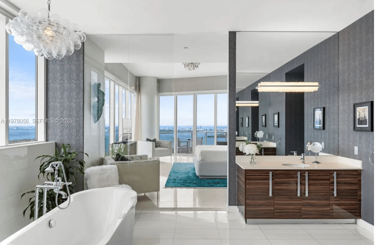 LUXURY IN THE MIAMI SKY