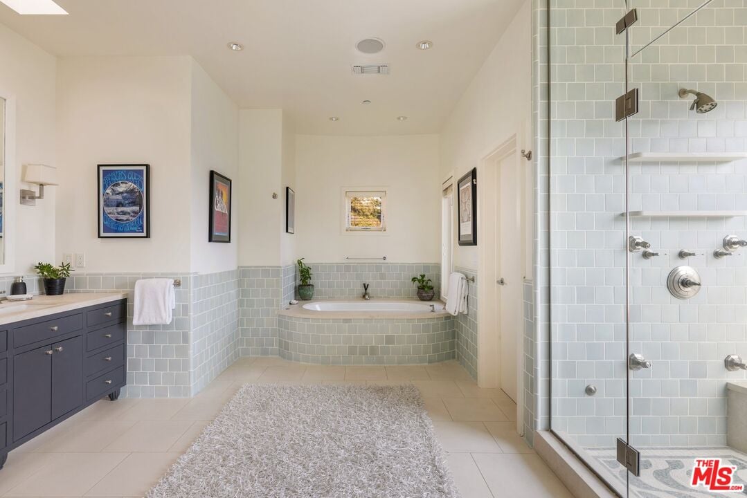 Aria Manor, Sunset Plaza Dr, 90069