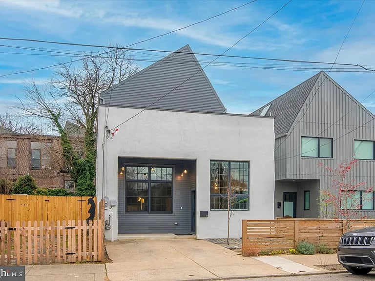 56 W Queen Ln