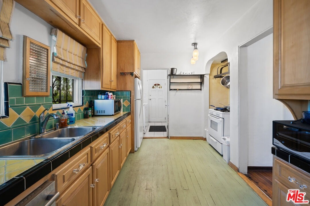 1373 S Ridgeley Dr