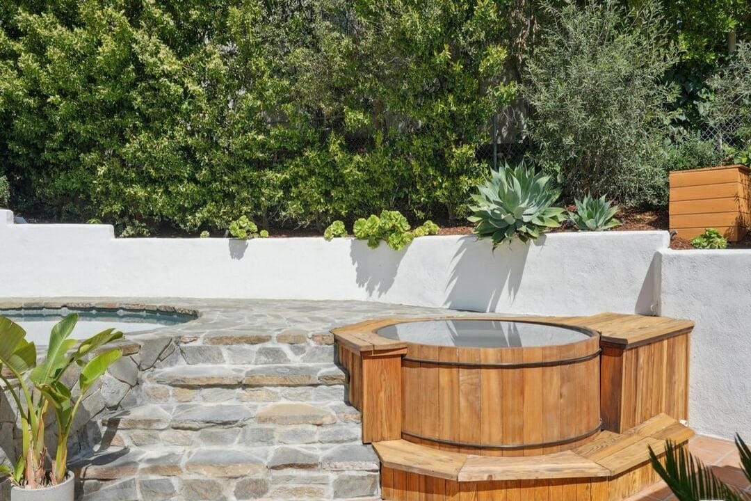 Sunset Crest Dr, 90046