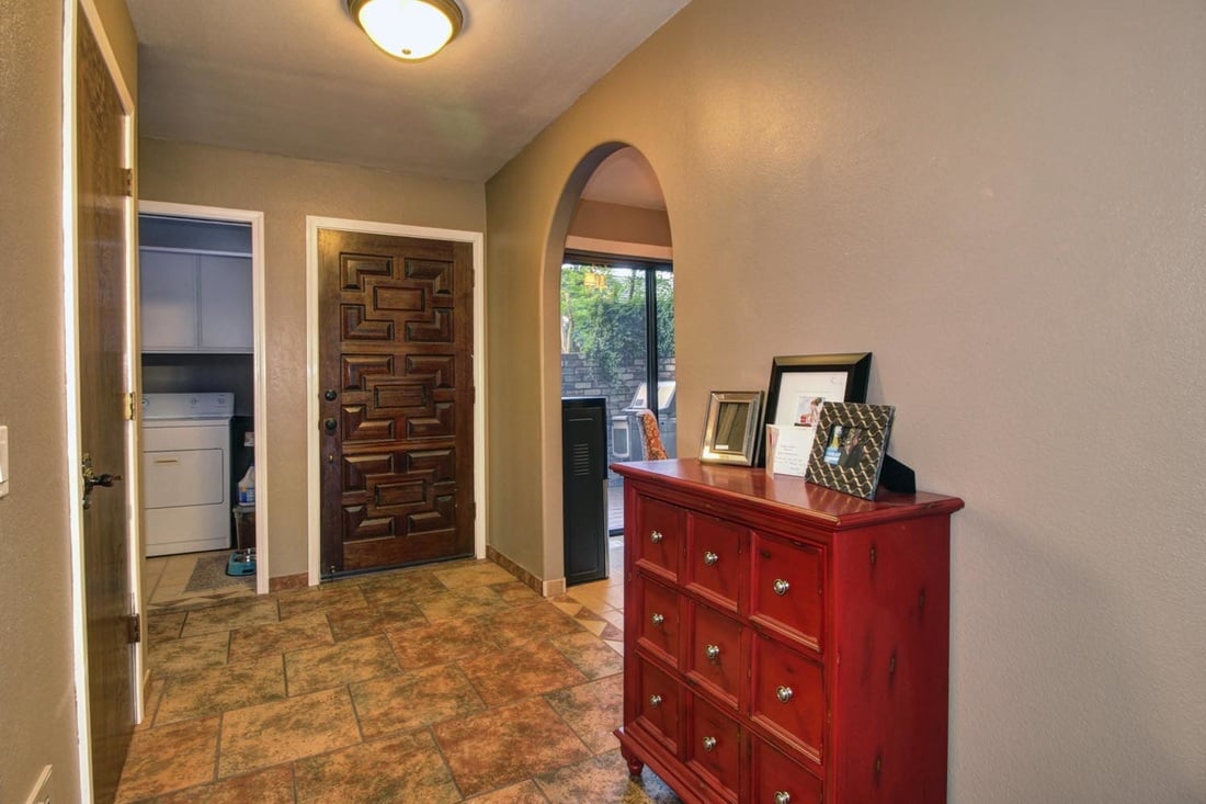 Gorgeous Condo in Popular Exeter Square!