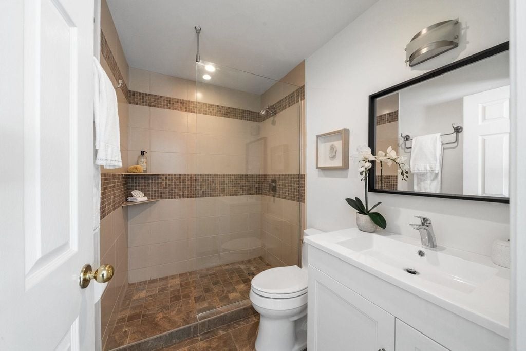 3377 Capilano Cres, #206