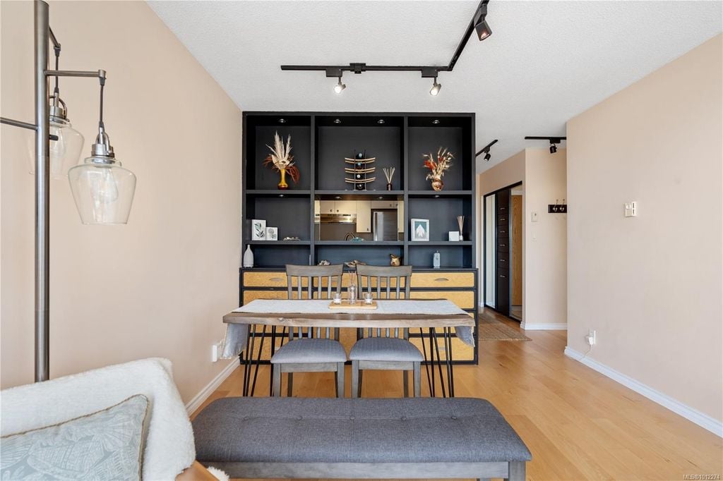 835 View St, #910