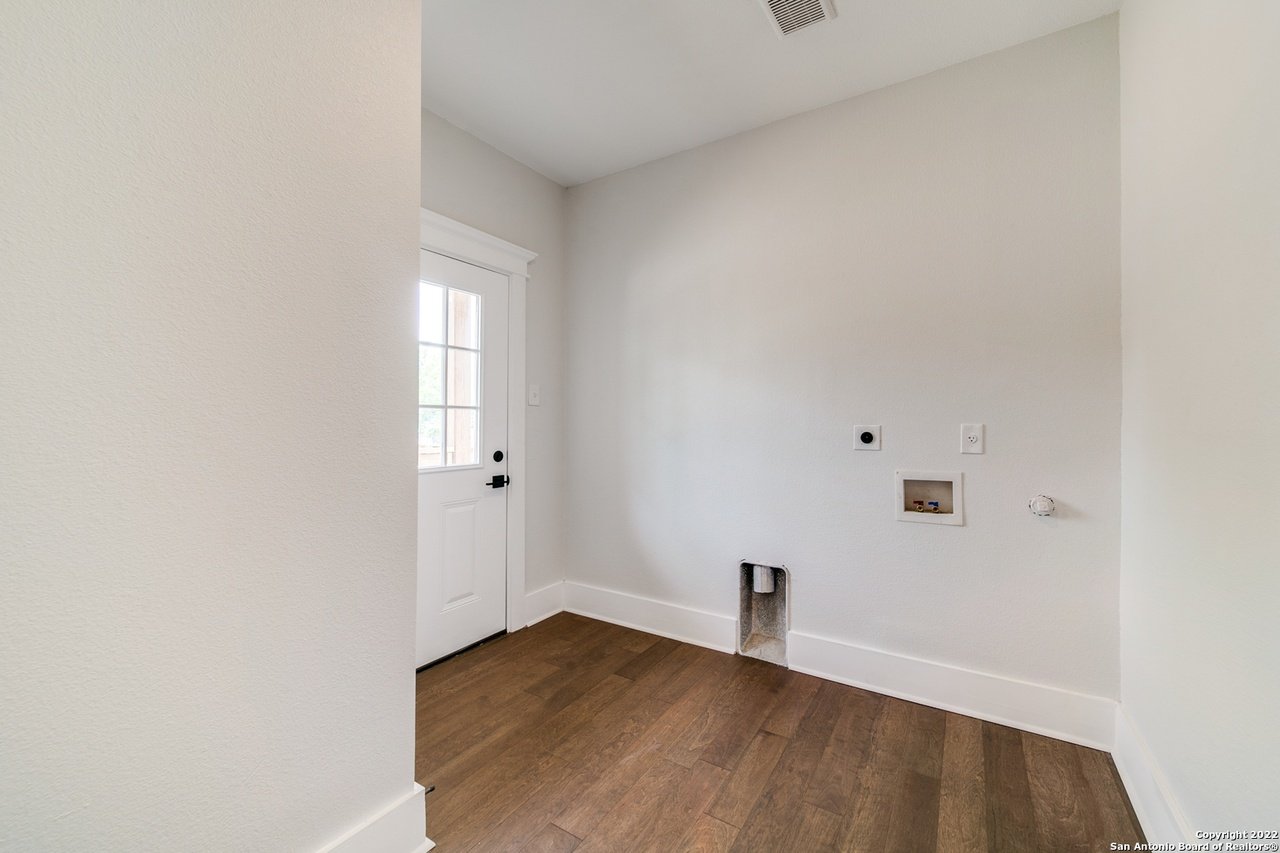 925 Burleson
