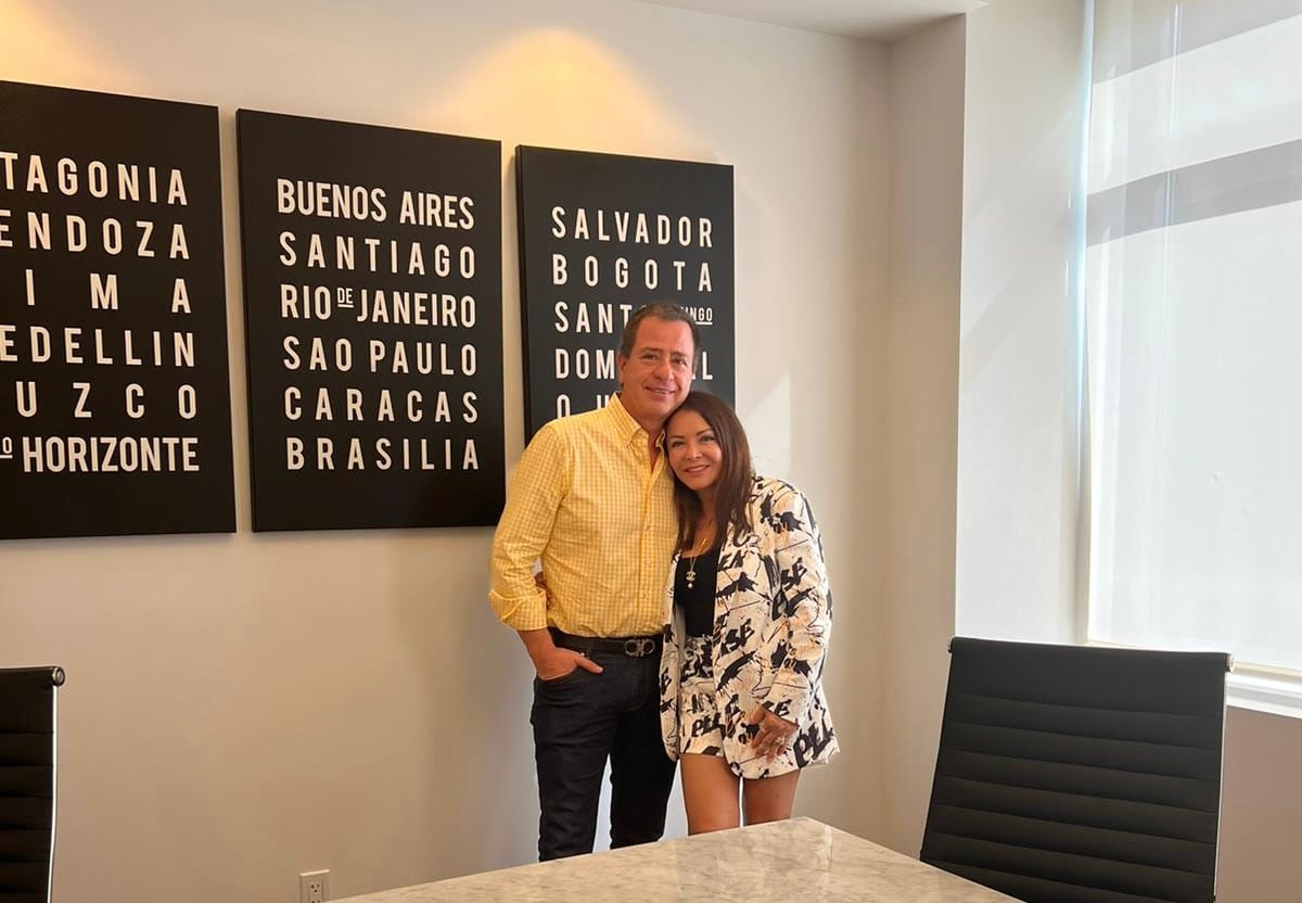 Visitantes recorriendo un apartamento durante una jornada de puertas abiertas en Manhattan.
