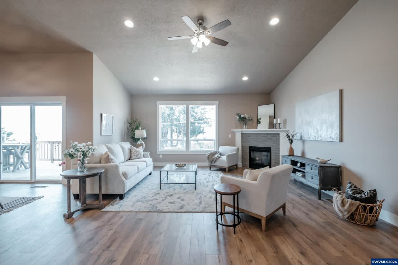 704 NW George Ct