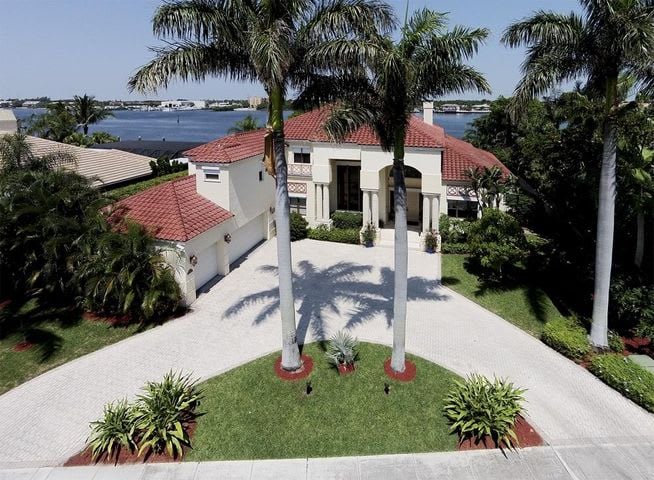 1585 Lands End Rd