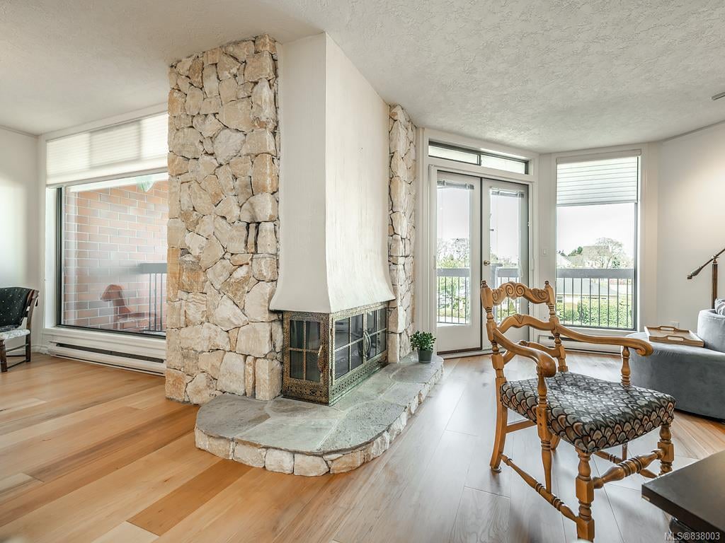 202-2119 Oak Bay Ave