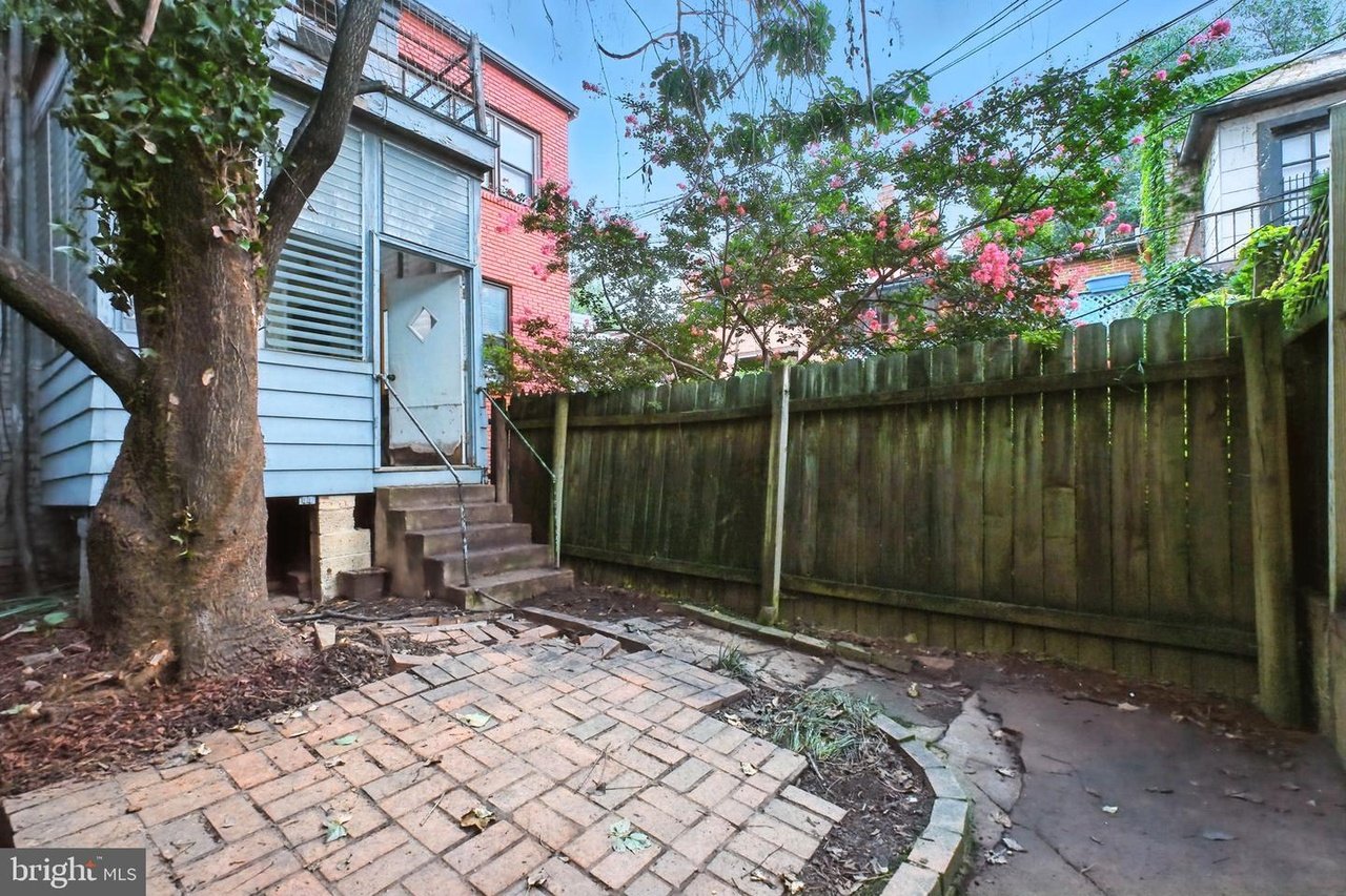 223 C St SE