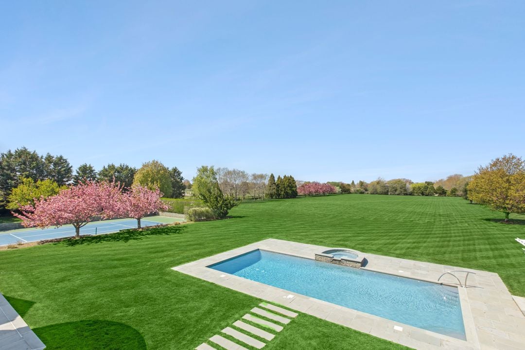 672 Halsey Ln