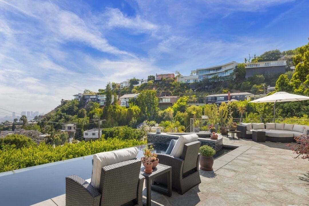 Aria Manor, Sunset Plaza Dr, 90069