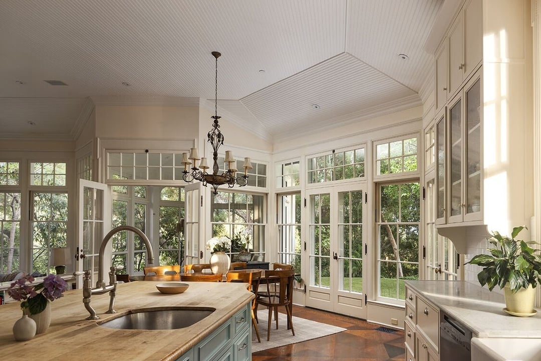 Mandeville Canyon Rd, 90049