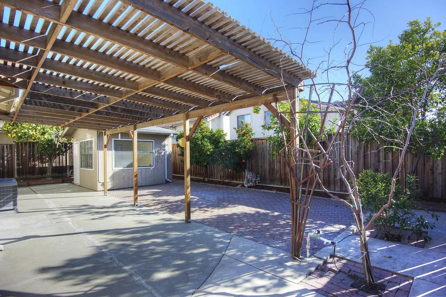 868 Las Lomas Dr