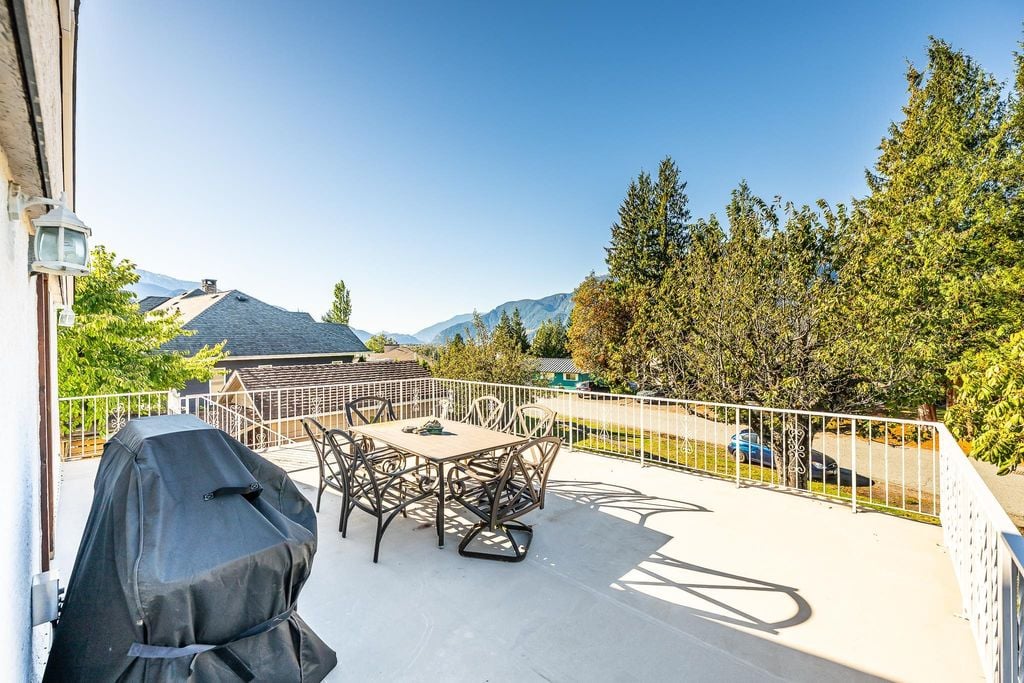 2332 Argyle Cres
