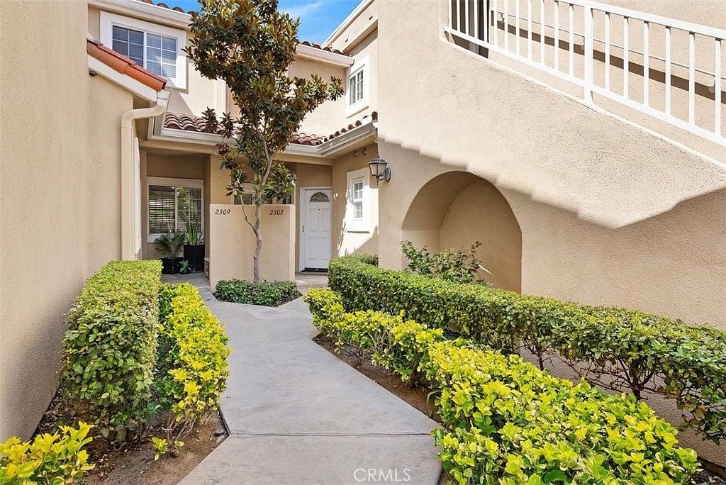 2302 Paseo Circulo