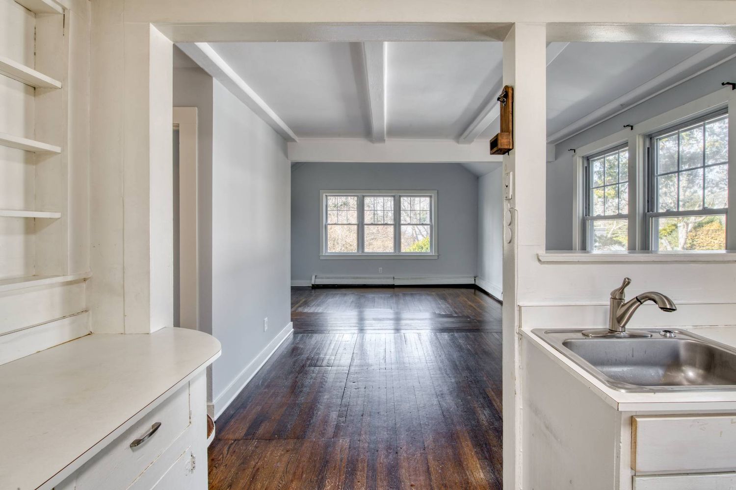 Charming Southampton Cottage Near Little Fresh Pond