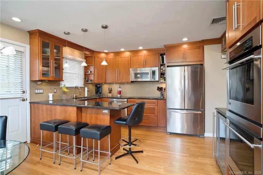 28 Surrey Dr, Norwalk