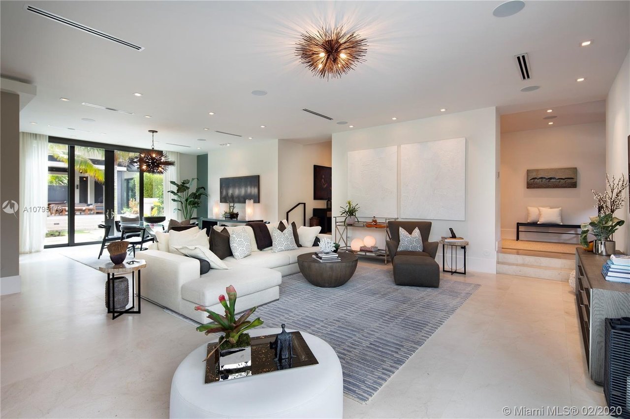 4965/4945 SW 82 St