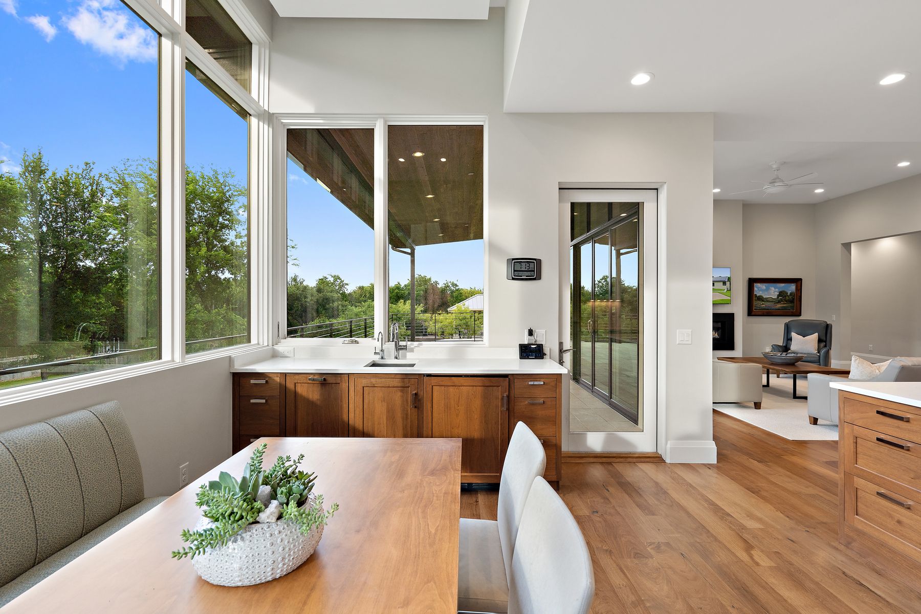 Las Lomas Contemporary