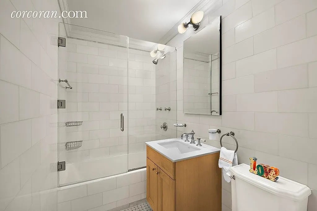 330 E 72nd St APT 4