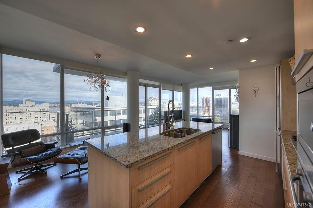 1105-707 Courtney St, Victoria