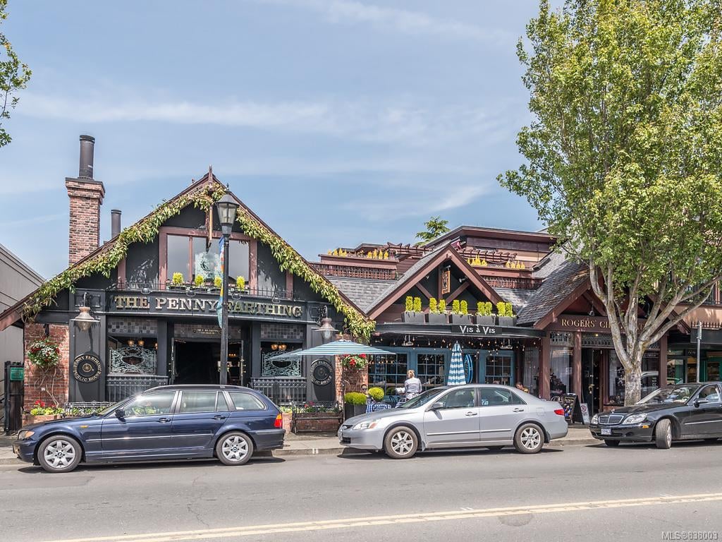 202-2119 Oak Bay Ave