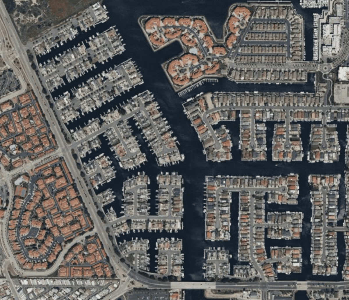How do beach erosion patterns affect Oxnard Shores home placement?
