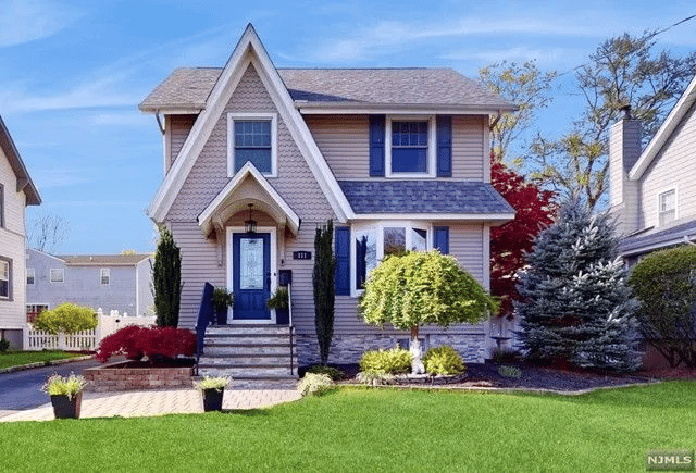 Seasonal Selling: Pros and Cons of Listing Your Home in Different Seasons