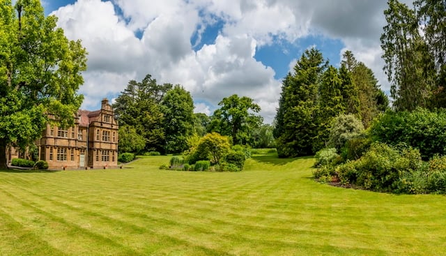 Thorne House – A Stately English Retreat