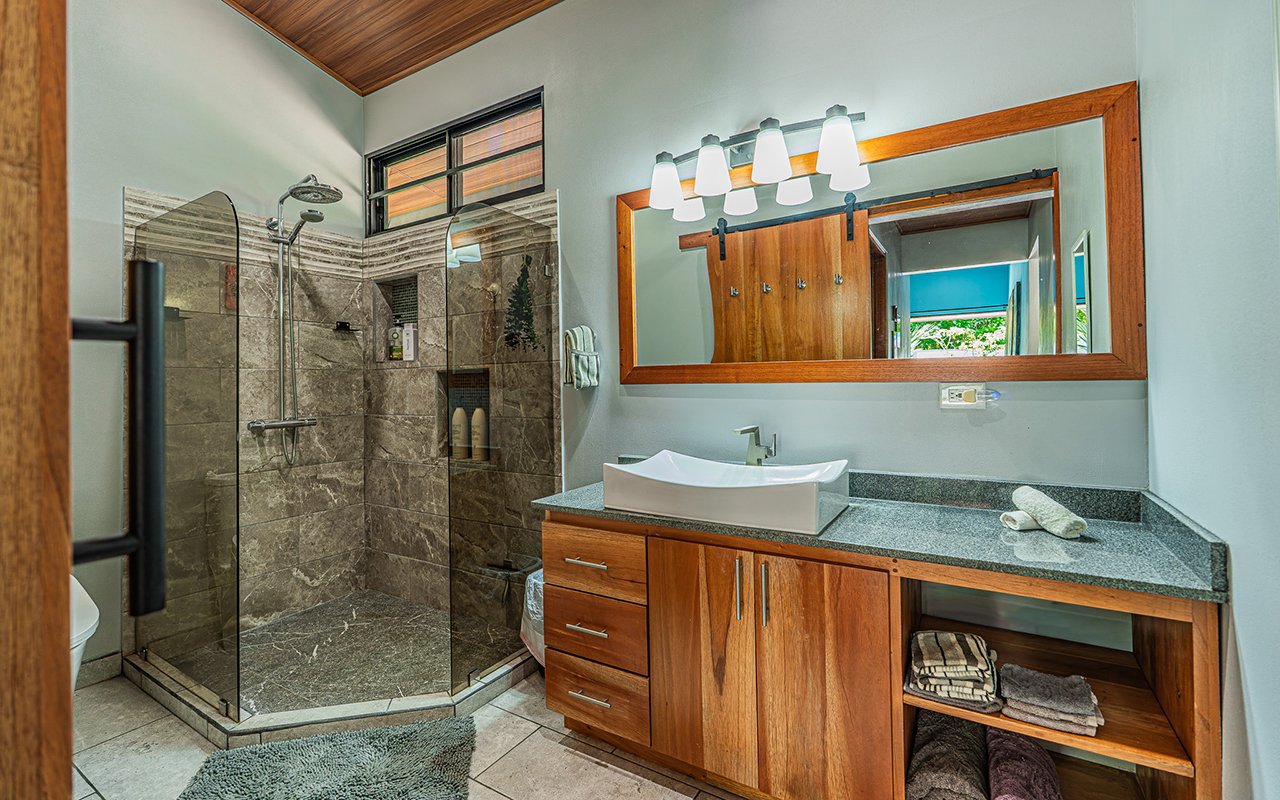 Home Near Downtown Uvita with Private Forest and Creek