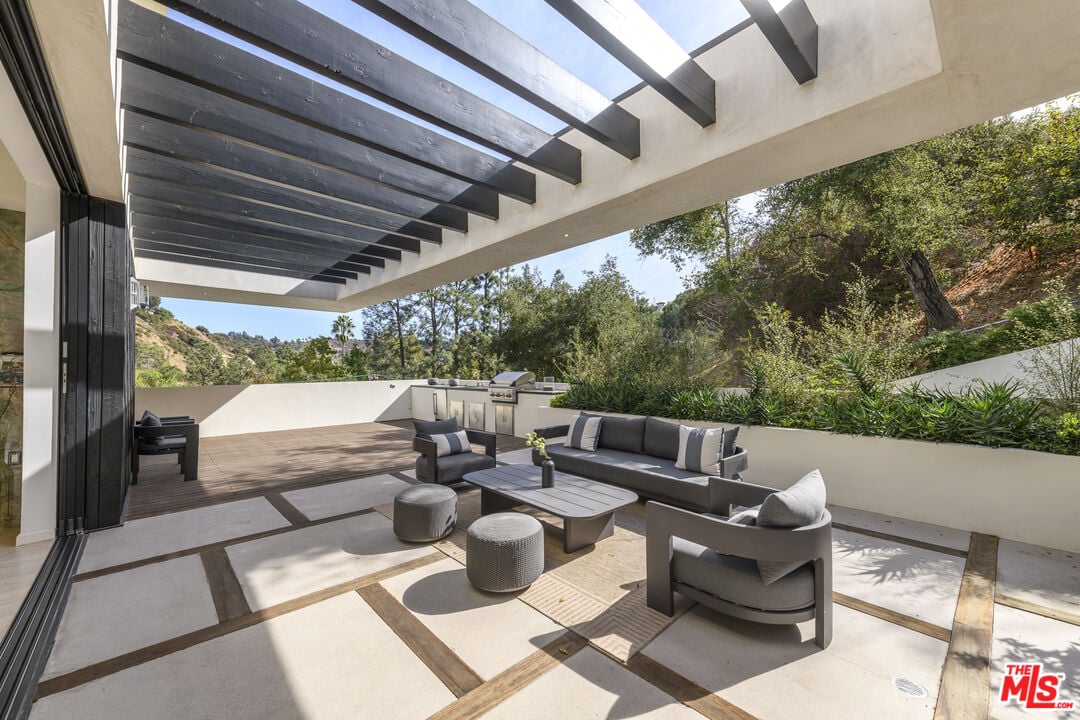 Pinnacle Manor, Willow Glen Rd, 90046